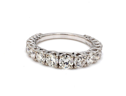 18K White Gold Graduating Round Cut Wedding Band