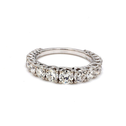 18K White Gold Graduating Round Cut Wedding Band