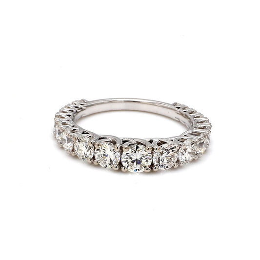 18K White Gold Graduating Round Cut Wedding Band